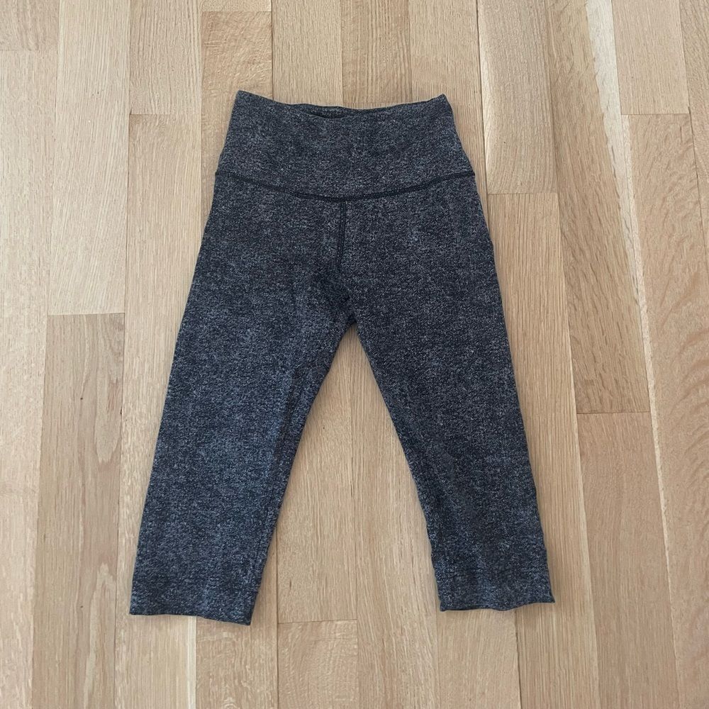 Mid-length gray leggings 